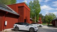 Des voitures électriques en charge dans une copropriété de Hudiksvall, en Suède, le 28 mai 2026