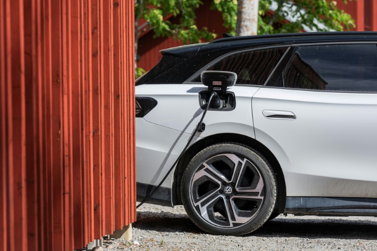 Une voiture électrique en charge dans une copropriété de Hudiksvall, en Suède, le 28 mai 2026