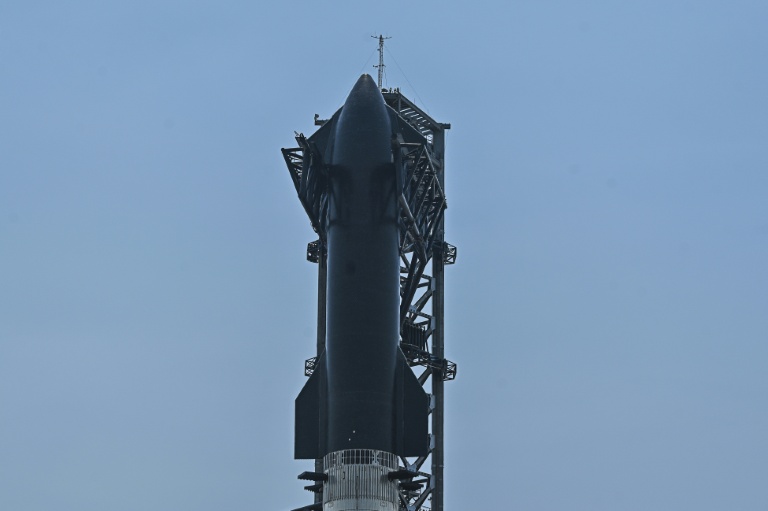 La fusée Starship de SpaceX sur la rampe de lancement avant son quatrième vol d'essai depuis Starbase, à Boca Chica, au Texas, le 5 juin 2024