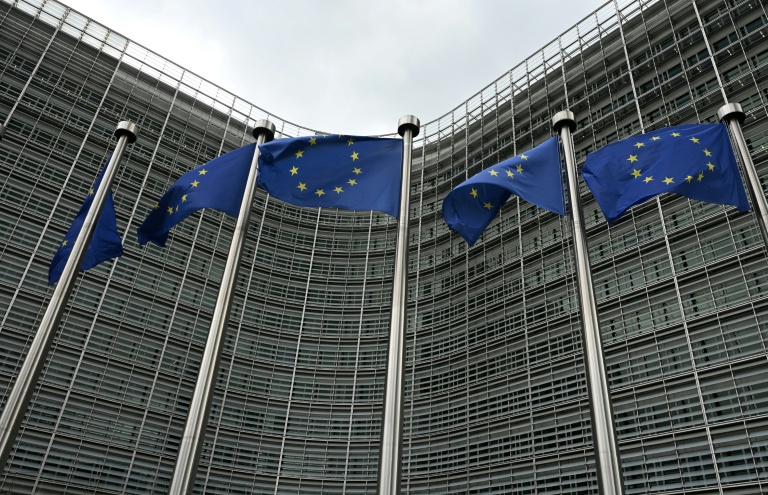 Les drapeaux de l'Union européenne devant le Berlaymont, siège de la Commission européenne, à Bruxelles, le 9 juin 2026