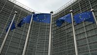 Les drapeaux de l'Union européenne devant le Berlaymont, siège de la Commission européenne, à Bruxelles, le 9 juin 2026