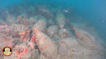Photo transmise par le service de presse des Carabiniers italiens, le 9 août 2026, montrant des amphores sur le lieu où une épave vieille d'au moins 2.100 ans a été découverte au large des côtes de la Sicile, près de Mazara del Vallo