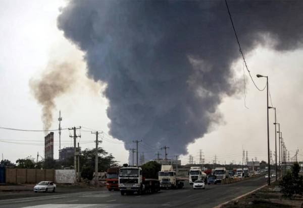 Un épais nuage de fumée s'élève du port Shahid Rajaï où une puissante explosion a fait plus de 500 blessés, le 26 avril 2025 dans le sud de l'Iran