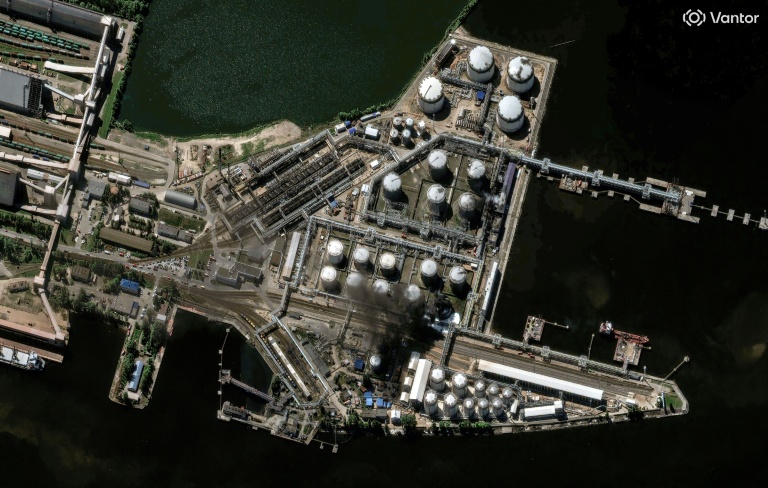 Une image satellite, diffusée par la société Vantor, montre de la fumée s'élevant du terminal pétrolier de Saint-Pétersbourg, en Russie, le 3 juin 2026