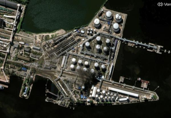 Une image satellite, diffusée par la société Vantor, montre de la fumée s'élevant du terminal pétrolier de Saint-Pétersbourg, en Russie, le 3 juin 2026