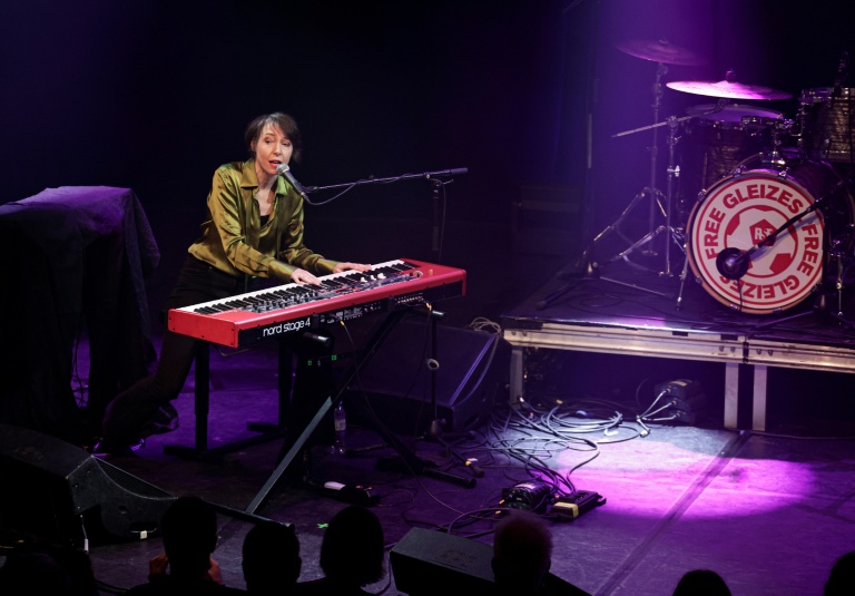 La chanteuse Jeanne Cherhal sur la scène du Bataclan à Paris lors d'une soirée organisée par Reporters sans frontières (RSF) en solidarité avec le journaliste sportif Christophe Gleizes, emprisonné en Algérie, le 29 janvier 2026 