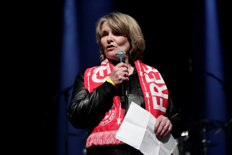 Sylvie Godard, la mère du journaliste sportif Christophe Gleizes emprisonné en Algérie, prononce un discours lors d'une soirée organisée en solidarité par Reporters sans frontières (RSF) au Bataclan à Paris, le 29 janvier 2026