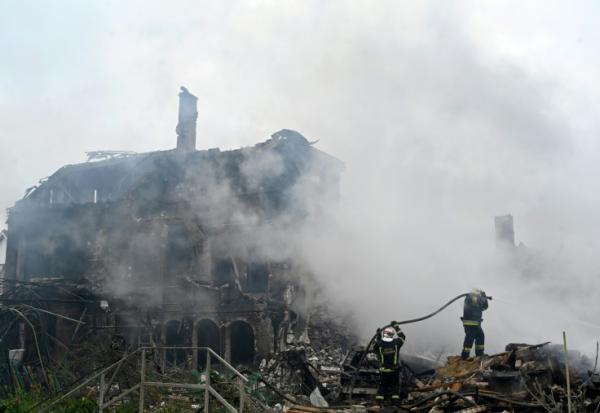 Des pompiers interviennent sur un incendie dans des maisons endommagées par une frappe russe dans la région de Kiev, le 25 mai 2025 en Ukraine