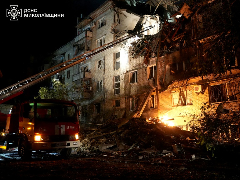 Photo prise et diffusée par le service de presse des services d'urgence de l'État ukrainien, le 25 mai 2025, de pompiers éteignant un incendie dans une installation industrielle après une frappe russe dans la région de Ternopil