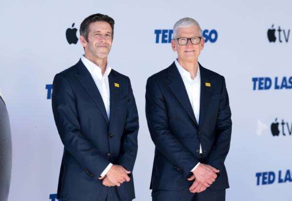 John Ternus (g) et Tim Cook assistent à la première de la saison 4 de la série "Ted Lasso" d'Apple TV, le 27 juillet 2026 à Los Angeles, en Californie
