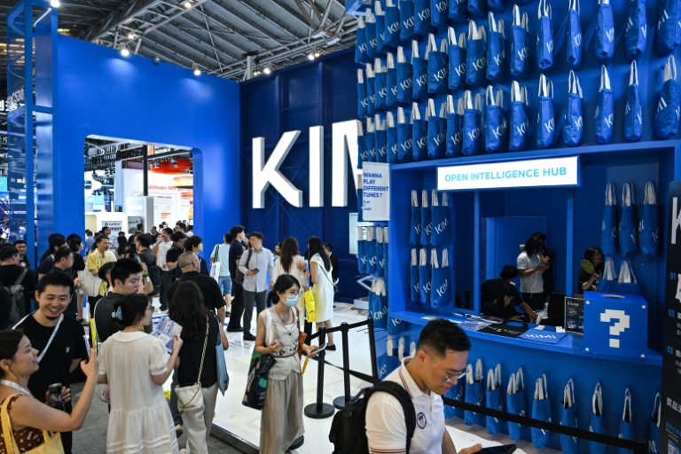 Des visiteurs sur le stand de la start-up chinoise Moonshot AI qui a lancé le nouveau modèle d'intelligence artificielle (IA) Kimi K3, le 18 juillet 2026 à Shanghaï 