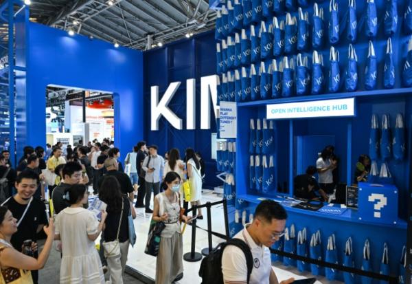 Des visiteurs sur le stand de la start-up chinoise Moonshot AI qui a lancé le nouveau modèle d'intelligence artificielle (IA) Kimi K3, le 18 juillet 2026 à Shanghaï 