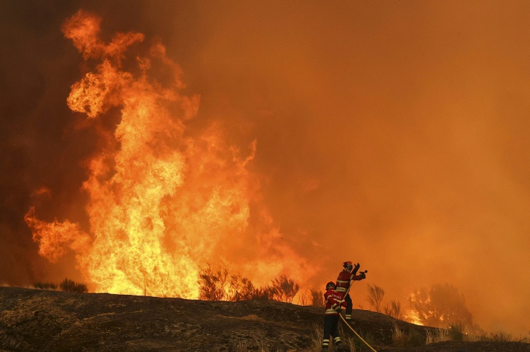 Des pompiers luttent contre un incendie à Casal do Monte, au Portugal, le 13 août 2025