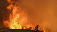 Des pompiers luttent contre un incendie à Casal do Monte, au Portugal, le 13 août 2025