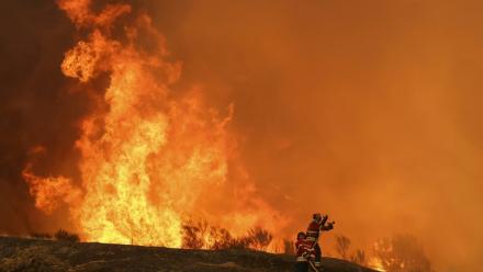 Des pompiers luttent contre un incendie à Casal do Monte, au Portugal, le 13 août 2025