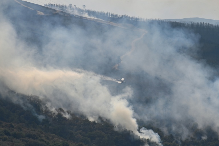 Un avion largue de l'eau sur un incendie à Maceda, au nord-ouest de l'Espagne, le 13 août 2025