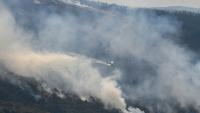 Un avion largue de l'eau sur un incendie à Maceda, au nord-ouest de l'Espagne, le 13 août 2025