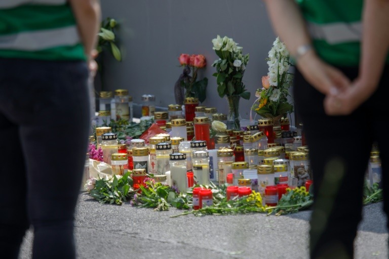 Des fleurs et des bougies déposées devant l'établissement scolaire de Graz, où dix personnes ont été tuées par balles la veille, le 11 juin 2025 en Autriche