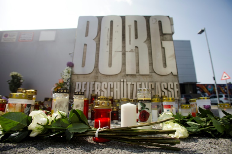 Des fleurs et des bougies déposées devant un établissement scolaire où dix personnes ont été tuées par balles la veille, le 11 juin 2025 à Graz, en Autriche