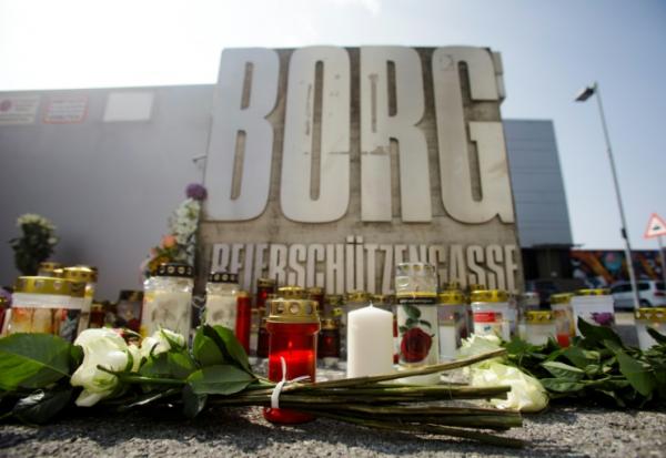 Des fleurs et des bougies déposées devant un établissement scolaire où dix personnes ont été tuées par balles la veille, le 11 juin 2025 à Graz, en Autriche