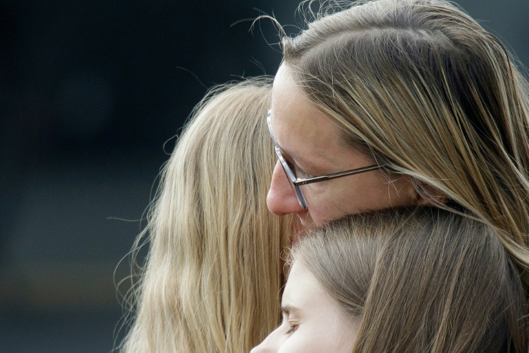 Des personnes se recueillent lors d'une minute de silence à la mémoire des victimes tuées par balles dans un établissement scolaire la veille, le 11 juin 2025 à Graz, en Autriche