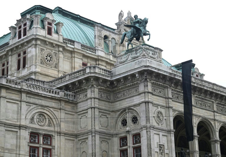 Le drapeau noir en signe de deuil sur la façade de l'Opéra de Vienne, à la mémoire des victimes tuées par balles dans un établissement scolaire de Graz la veille, le 11 juin 2025 en Autriche