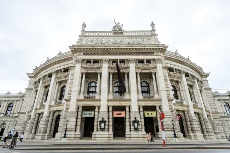 Le drapeau noir en signe de deuil sur la façade du Burgtheater de Vienne, à la mémoire des victimes tuées par balles dans un établissement scolaire de Graz la veille, le 11 juin 2025 en Autriche