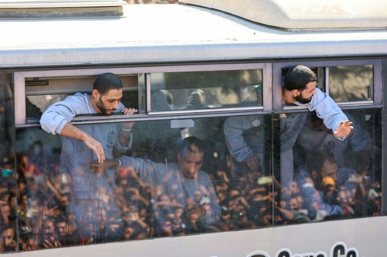 Des cars ramenant à Khan Younes dans le sud de la bande de Gaza des prisonniers palestiniens libérés par Israël, devant l'hôpital Nasser le 13 octobre 2025