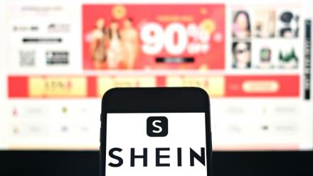 Une vingtaine d'associations européennes de consommateurs a déposé une plainte jeudi contre Shein auprès de la Commission européenne pour "pratiques litigieuses" tels l'affichage sans fin de produits ou la mention "stock faible" sans preuve