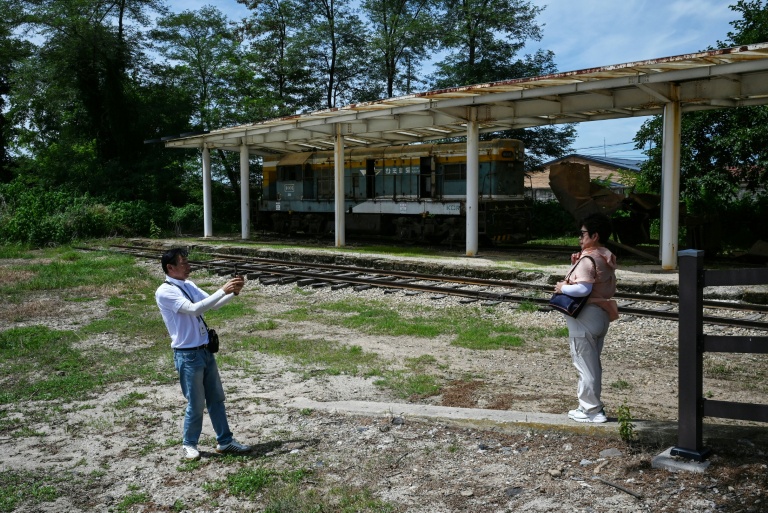 Des gens se prennent en photo devant une locomotive dans la gare de Woljeong-ri, dans la ville sud-coréenne de Cheorwon, près de la zone démilitarisée séparant les deux Corée, le 10 août 2026 