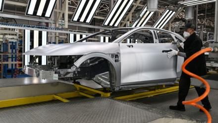 Un employé inspecte une voiture électrique dans une usine Zeekr sur l'île de Meishan à Ningbo, dans la province chinoise du Zhejiang, le 18 avril 2025