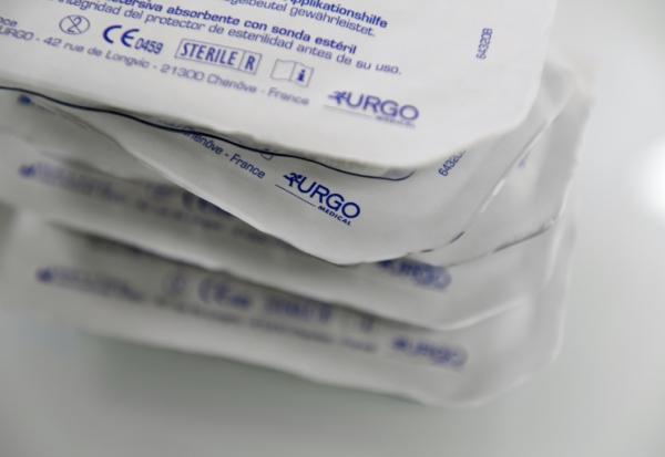 Des compresses stériles au centre de recherche du groupe industriel Urgo, le 20 septembre 2016 à Chenôve, dans l'est de la France 