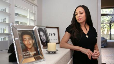 Megan Garcia à côté d'une photo de son fils qui s'est suicidé, le 9 octobre 2025 à Orlando, en Floride, aux Etats-Unis