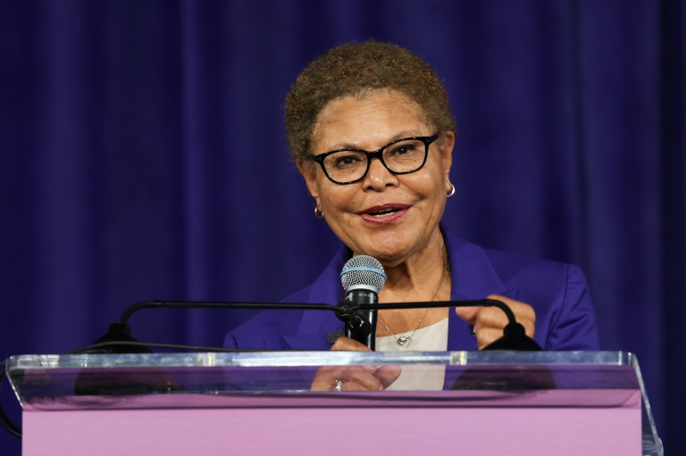 La maire de Los Angeles, Karen Bass, s’exprime lors de l’ouverture d’une nouvelle ligne de métro à Los Angeles le 8 mai 2026