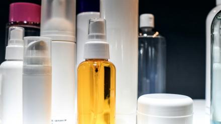 Utiliser moins de cosmétiques entraîne une baisse massive et rapide de la concentration de certains polluants chimiques et perturbateurs endocriniens (comme le bisphénol A) dans les urines chez l'humain, selon une étude
