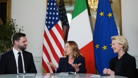 (g-d) Le vice-président américain JD Vance, la Première ministre italienne Giorgia Meloni et la présidente de la Commission européenne Ursula von der Leyen lors d'une réunion à Rome, le 18 mai 2025