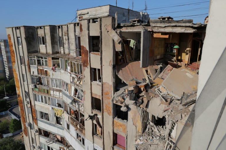 Un immeuble résidentiel endommagé par une attaque de drone à Odessa, le 1er mai 2025 en Ukraine