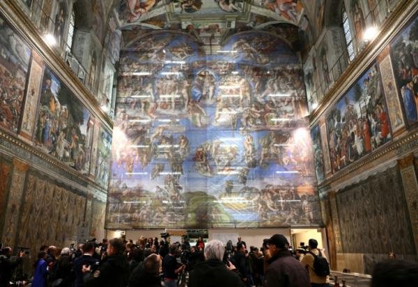 Des journalistes lors d'une visite de la chapelle Sixtine, où la célèbre fresque du Jugement dernier de Michel-Ange a connu sa plus importante restauration depuis plus de trente ans, le 28 février 2026 au Vatican