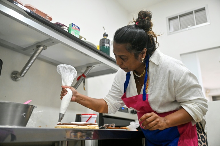 Marbelis Daliz travaille dans son atelier, le 21 août 2026 à Caracas