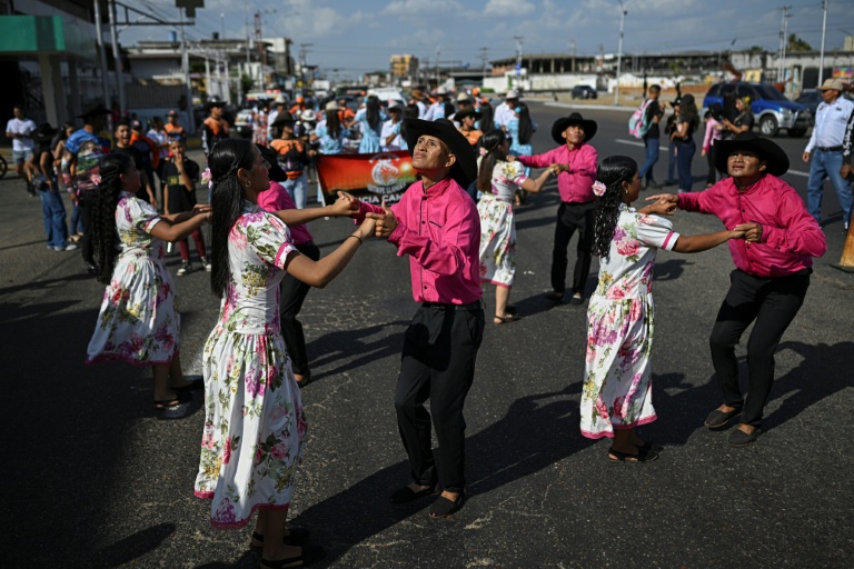 Des habitants dancent le 