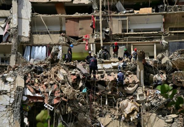 Des secouristes recherchent des victimes sur le site d'un immeuble effondré à Catia La Mar, dans l'État de La Guaira, le 6 juillet 2026 au Venezuela