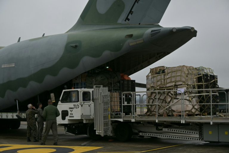 Chargement de matériel à bord d'un avion de l'armée de l'air brésilienne pour une mission d'aide humanitaire au Venezuela après deux séismes dévastateurs, à la base aérienne de Guarulhos, dans l'Etat de São Paulo,  le 26 juin 2026 au Brésil