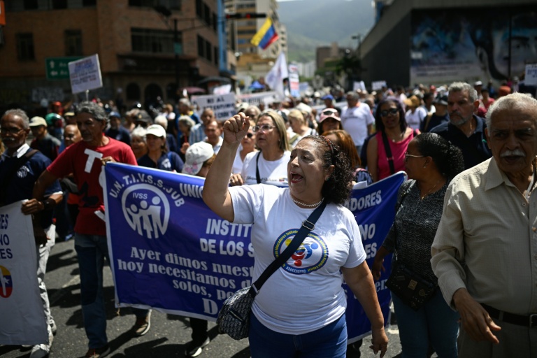 Des retraités et des personnes âgées participent à une manifestation pour exiger de meilleures conditions de vie et des pensions plus élevées à Caracas, le 29 mai 2026