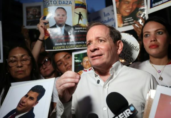 La figure de l'opposition au Venezuela Juan Pablo Guanipa s'adresse aux médias après sa libération de la prison Helicoide à Caracas, le 8 février 2026