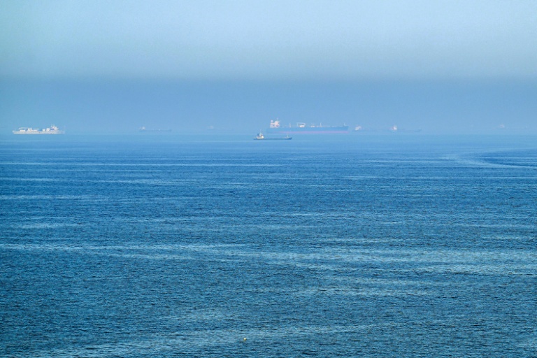 Des navires dans le golfe d'Oman au large des côtes de Sharjah, aux Emirats arabes unis, le 19 juin 2026 