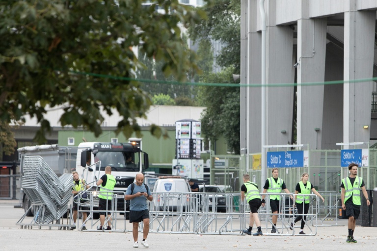Des agents de sécurité retirent les barrières devant le stade Ernst Happel à Vienne, où les trois concerts de la superstar américaine Taylor Swift ont été annulés après l'arrestation d'un sympathisant de l'État islamique soupçonné de préparer un attentat, le 8 août 2024 en Autriche