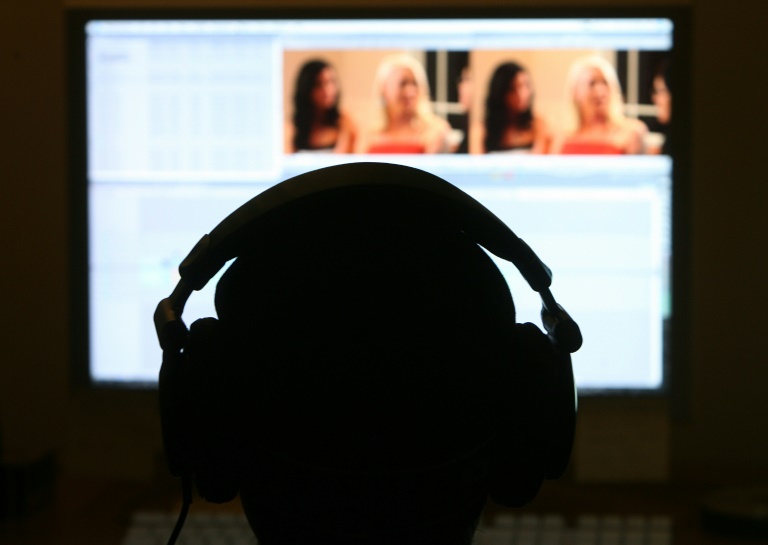 L'Arcom a mis en garde cinq sites pornographiques qui n'ont pas mis en place un système de vérification de l'âge de leurs utilisateurs, première étape avant un éventuel blocage