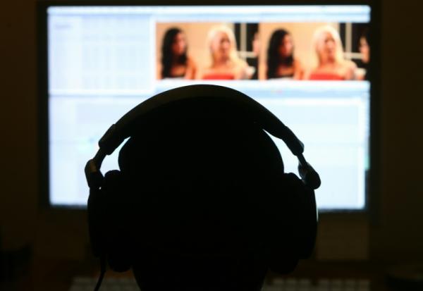 L'Arcom a mis en garde cinq sites pornographiques qui n'ont pas mis en place un système de vérification de l'âge de leurs utilisateurs, première étape avant un éventuel blocage