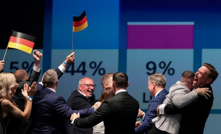 Des membres et des sympathisants du parti d'extrême droite allemand AfD après l'annonce des premiers résultats à Magdebourg, dans l’est de l'Allemagne, le 6 septembre 2026