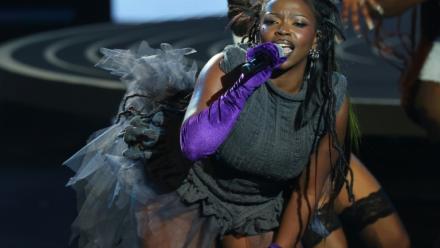 La chanteuse et compositrice franco-congolaise Theodora se produit lors de la cérémonie des Victoires de la Musique à La Seine Musicale de Boulogne-Billancourt le 13 février 2026